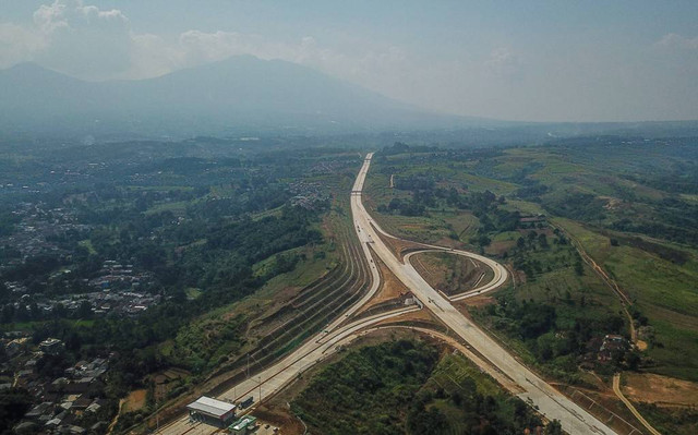 Foto udara pintu keluar Parungkuda di Ruas Jalan Tol Bogor-Ciawi-Sukabumi (Bocimi) di Cibadak, Kabupaten Sukabumi, Jawa Barat, Jumat (11/8/2023). Foto: Raisan Al Farisi/Antara Foto