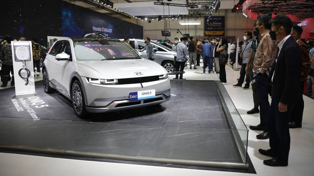 Pengunjung melihat mobil Hyundai Ioniq 5 pada ajang pameran GIIAS 2022 di ICE BSD, Tangerang, Kamis (11/8). Foto: Aditia Noviansyah/kumparan