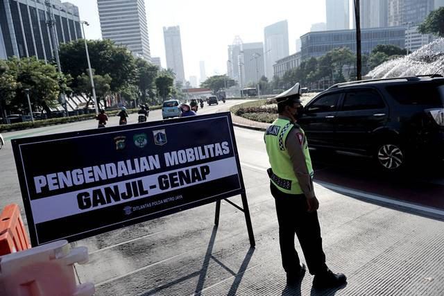 Polisi mengatur lalu lintas saat penerapan Ganjil Genap di Bundaran Senayan, Jakarta, Kamis (12/8). Foto: Jamal Ramadhan/kumparan