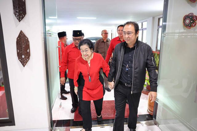 Ketum PDIP Megawati Soekarnoputri tiba di sekolah partai untuk pelantikan dan pengucapan sumpah janji jabatan pengurus dpp partai, Jumat (5/7). Foto: PDIP