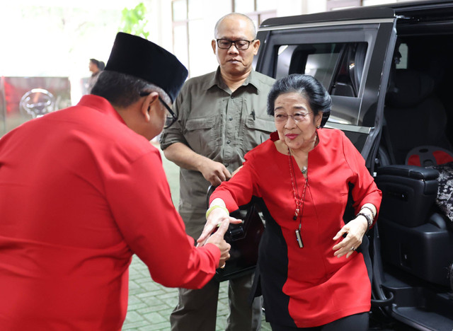 Ketum PDIP Megawati Soekarnoputri tiba di sekolah partai untuk pelantikan dan pengucapan sumpah janji jabatan pengurus dpp partai, Jumat (5/7). Foto: PDIP