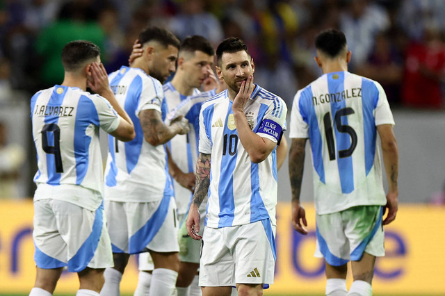 Ekspresi Lionel Messi saat adu penalti saat menghadapi Ekuador pada Perempat Final Copa America 2024, Jumat (5/7). Foto: REUTERS/Agustin Marcarian