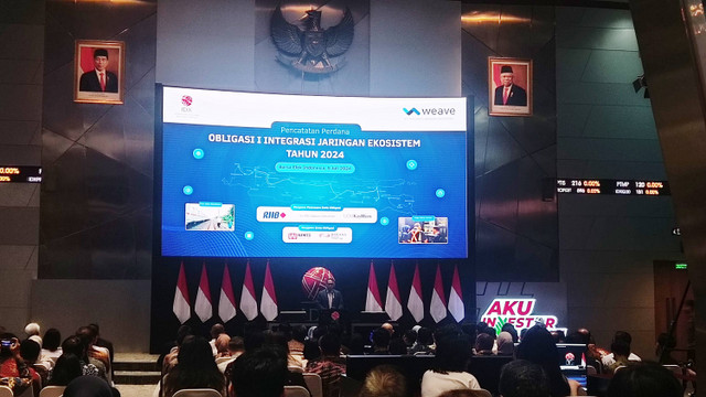 PT Integrasi Jaringan Ekosistem (Weave), anak usaha dari PT Solusi Sinergi Digital Tbk (WIFI) resmi mencatatkan emisi obligasi perdana senilai Rp 600 miliar di Bursa Efek Indonesia, Jumat (5/7). Foto: Ave Airiza Gunanto/kumparan