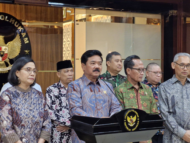 Menko Polhukam Hadi Tjahjanto memberikan keterangan usai penandatanganan berita acara penyerahan aset eks BLBI ke kementerian/lembaga. Foto: Nadia Riso/kumparan