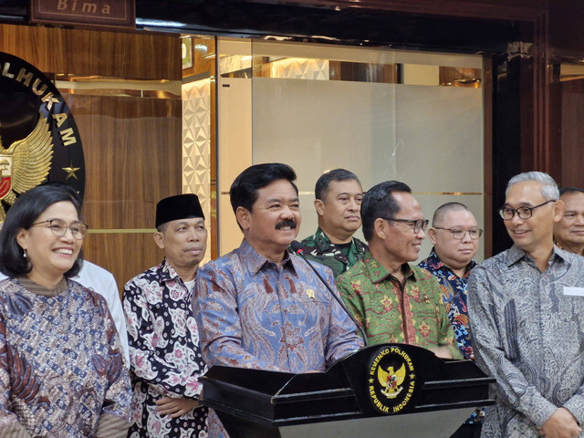 Menko Polhukam Hadi Tjahjanto memberikan keterangan usai penandatanganan berita acara penyerahan aset eks BLBI ke kementerian/lembaga. Foto: Nadia Riso/kumparan