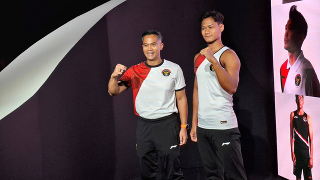 CdM Anindya Bakrie & atlet renang Joe Aditya saat Reveal Jersey Merah Putih yang akan digunakan kontingen Indonesia di Olimpiade Paris di The Dharmawangsa Jakarta pada 4 Juli 2024. Foto: Katondio Bayumitra Wedya/kumparan