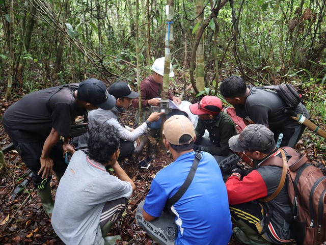 Peserta pelatihan sedang mendengar penjelasan tentang sistem cara setting alat camera trap. (Foto dok. Sukrianto/YP).