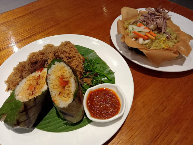 Sego gulung bebek kremes dan nasi goreng bebek. Foto: Masruroh/Basra