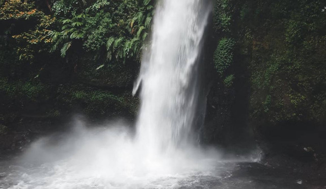 Curug Koleangkak Subang. Foto hanyalah ilustrasi bukan tempat sebenarnya. Sumber: Unsplash/Alvian Hasby