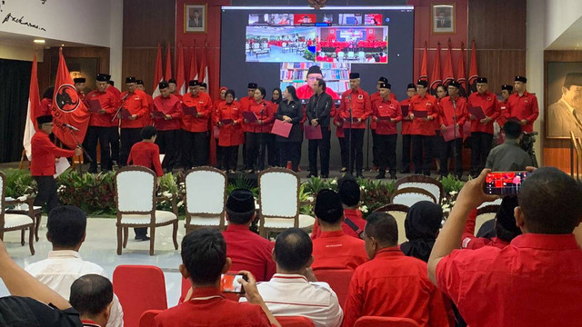 Ketum PDIP Megawati Soekarnoputri melantik struktur Dpp baru yang diperpanjang hingga 2025. Foto: Paulina Herasmaranindar/kumparan