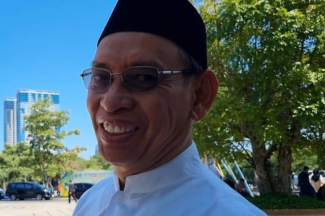 Rektor Unair Prof. Dr. Mohammad Nasih usai salat Jumat di Kampus C Unair, Jumat (5/7/2024). Dok: Farusma/kumparan