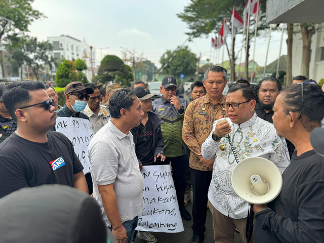 Pj Wali Kota Palembang, A Damenta, saat menemui para pendemo. (ist)