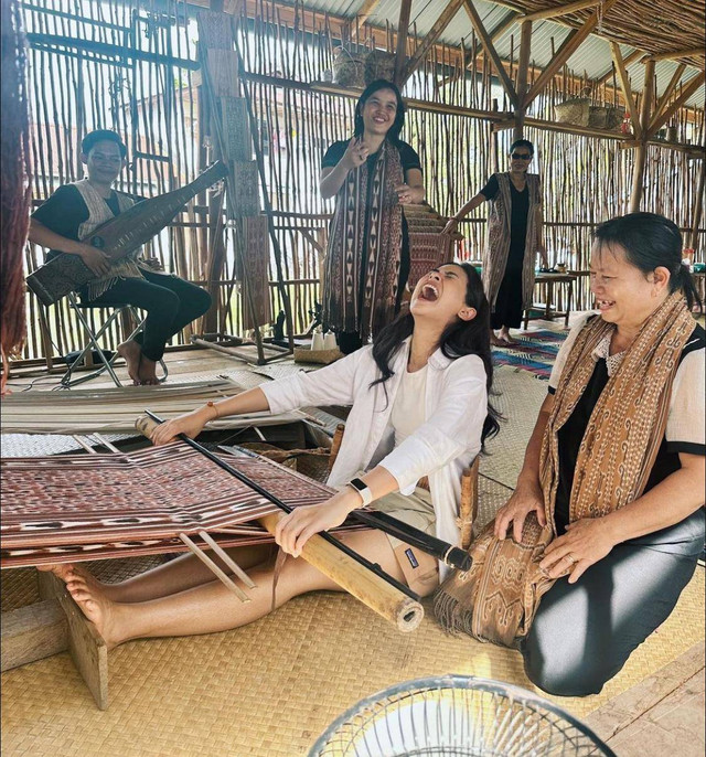 Maudy Ayunda saat belajar menenun di Yayasan Rumah Belajar Kain Pantang, Sintang. Foto: Dok, Instagram @maudyayunda 