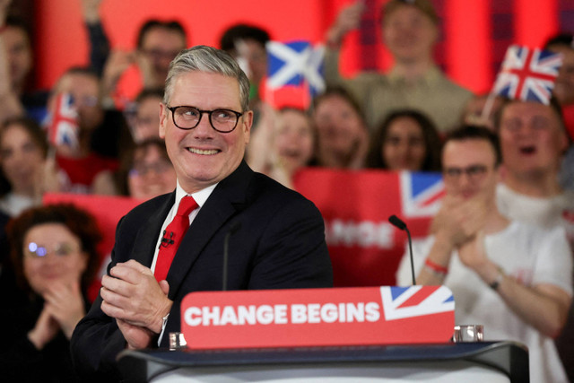 Pemimpin partai Buruh Inggris Keir Starmer memberikan keterangan saat merayakan kemenangannya dalam Pemilu Inggris 2024 di Tate Modern, London, Inggris, Jumat (5/7/2024). Foto: Suzanne Plunkett/ REUTERS