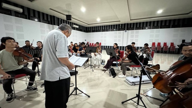 Proses latihan para peserta Youth Music Camp 2024 di Sekolah Menengah Musik (SMM) Yogyakarta. Foto: Arif UT/Pandangan Jogja