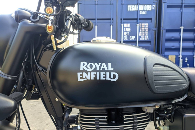 Lelang puluhan unit motor Royal Enfield. Foto: Lelang Raya