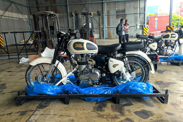 Lelang puluhan unit motor Royal Enfield. Foto: Lelang Raya