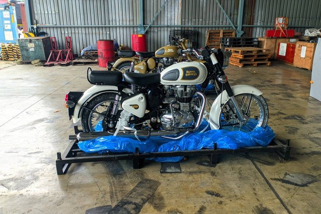 Lelang puluhan unit motor Royal Enfield. Foto: Lelang Raya