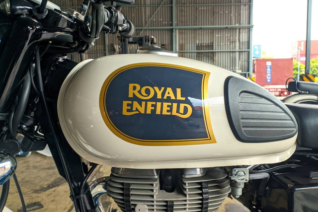 Lelang puluhan unit motor Royal Enfield. Foto: Lelang Raya