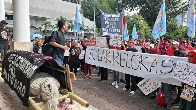 Ratusan pedagang di Teras Malioboro 2 yang menolak relokasi di Gedung DPRD DIY. FOto: M Wulan