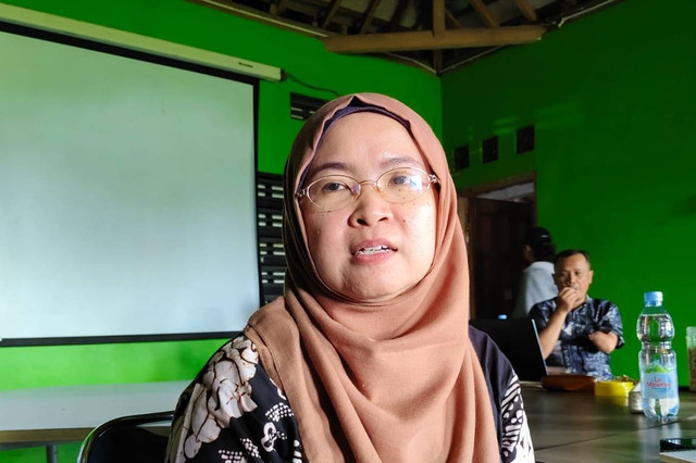 Program Officer Sasana Inklusi dan Advokasi Difabel (Sigab) Indonesia, Ninik Heca, mengadvokasi 39 anak difabel yang tak diterima SMP Negeri di Kota Yogyakarta. Foto: Arfiansyah Panji Purnandaru/kumparan