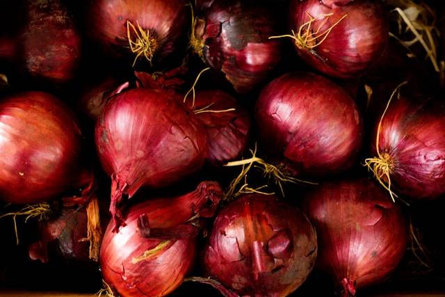 Manfaat Bawang Merah untuk Tanaman Cabai. Foto Hanya Ilustrasi. Sumber Foto: Unsplash.com/Nick Fewings