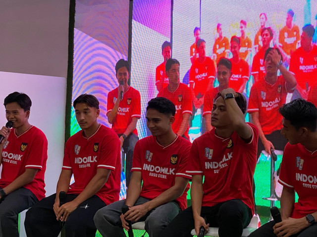 Indofood memeriahkan Jakarta Fair Kemayoran (JFK) 2024 dengan mengadakan Meet and Greet bersama pemain yang pernah memperkuat Timnas Indonesia pada Kamis (4/7). Foto: Azrumi El Ghazali/kumparan