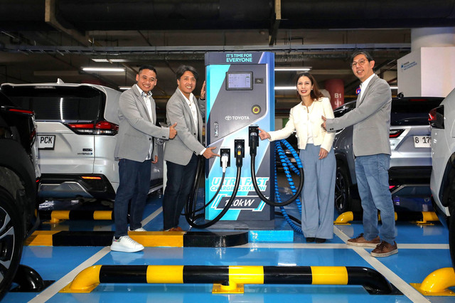 Jajaran direksi PT Toyota-Astra Motor (TAM) dan Pakuwon Group meresmikan Privilege Charging Spot dan Privilege Parking Spot mobil listrik dan PHEV di Gandaria City Mal, Jakarta. Foto: dok. Toyota Astra Motor