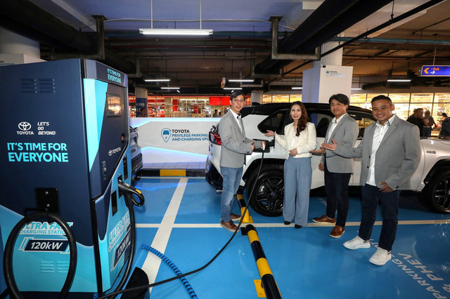 Jajaran direksi PT Toyota-Astra Motor (TAM) dan Pakuwon Group meresmikan Privilege Charging Spot dan Privilege Parking Spot mobil listrik dan PHEV di Gandaria City Mal, Jakarta. Foto: dok. Toyota Astra Motor