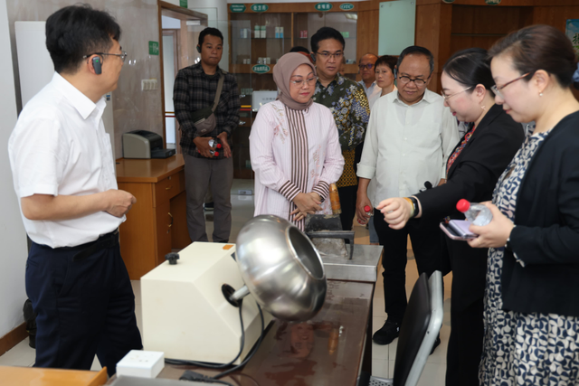 Menaker Ida Fauziyah saat berkunjung Shanghai International Training Center (SITC) di sela-sela kunjungan kerja ke Tiongkok, Jumat (5/7/2024). Foto: Dok. Istimewa