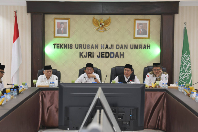 Menko PMK Muhadjir Effendy saat menggelar rapat dengan PPIH di Kantor Urusan Haji (KUH), Jeddah, Kamis (5/7/2024). Foto: MCH 2024