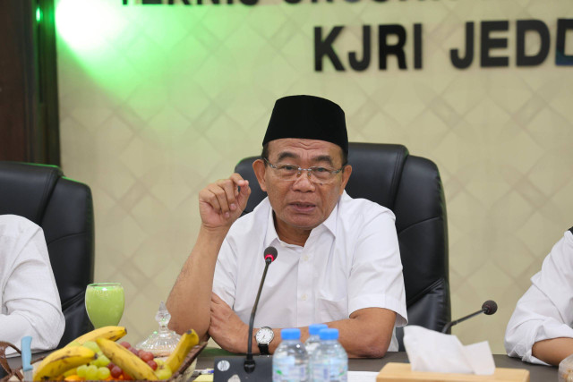 Ketua Pimpinan Pusat Muhammadiyah Bidang Ekonomi, Bisnis, dan Industri Halal yang juga Menko PMK Muhadjir Effendy saat menggelar rapat dengan PPIH di Kantor Urusan Haji (KUH), Jeddah, Kamis (5/7/2024). Foto: MCH 2024