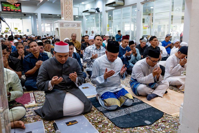 PM Malaysia Anwar Ibrahim salat Jumat bareng Ustaz Abdul Somad, Jumat (5/7/2024).
 Foto: Instagram/@anwaribrahim_my