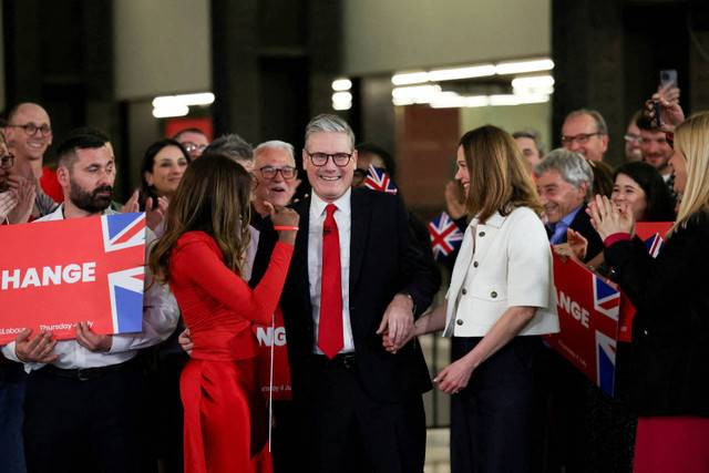 Pemimpin partai Buruh Inggris Keir Starmer memberikan keterangan saat merayakan kemenangannya dalam Pemilu Inggris 2024 di Tate Modern, London, Inggris, Jumat (5/7/2024). Foto: Suzanne Plunkett/ REUTERS (KumaranNEWS)