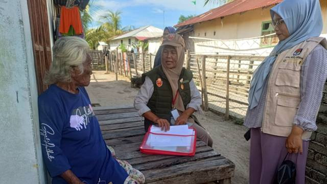 Petugas Pantarlih Minahasa Utara, saat melakukan Coklit KPU di Desa Kinabuhutan. (foto: febry kodongan)