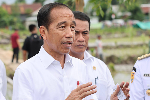 Presiden Jokowi didampingi Menteri Pertanian (Mentan) Andi Amran Sulaiman menyalurkan bantuan program pompanisasi untuk para petani di Desa Layoa, Kabupaten Bantaeng, Sulawesi Selatan, pada Jumat (5/7/2024). Foto: Dok. Istimewa