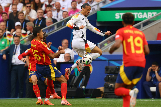 Pemain Timnas Jerman Leroy Sane berebut bola dengan pemain Timnas Spanyol Rodri pada pertandingan perempat final Piala Eropa 2024 di Stuttgart Arena, Stuttgart, Jerman, Jumat (5/7/2024). Foto: Kai Pfaffenbach/REUTERS