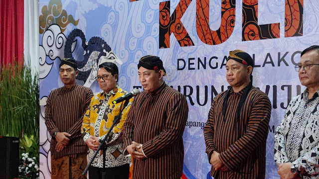 Kapolri Jenderal Listyo Sigit Prabowo dalam acara pertunjukan wayang kulit di Lapangan Bhayangkara Mabes Polri, Jakarta, Jumat (5/7). Foto: Jonathan Devin/kumparan