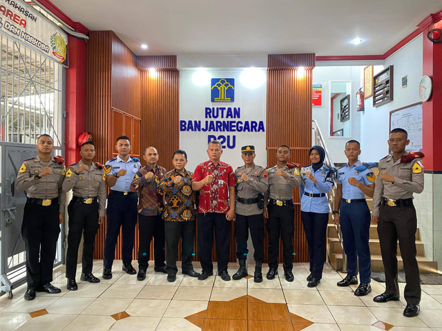 Penasaran Dengan Kegiatan WBP, Taruna Akpol Sambang ke Rutan Banjarnegara.