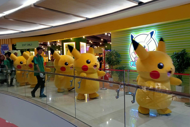 Salah satu karakter Pokemon yang menggemaskan, Pikachu, kini hadir langsung di Surabaya. Foto: Masruroh/Basra