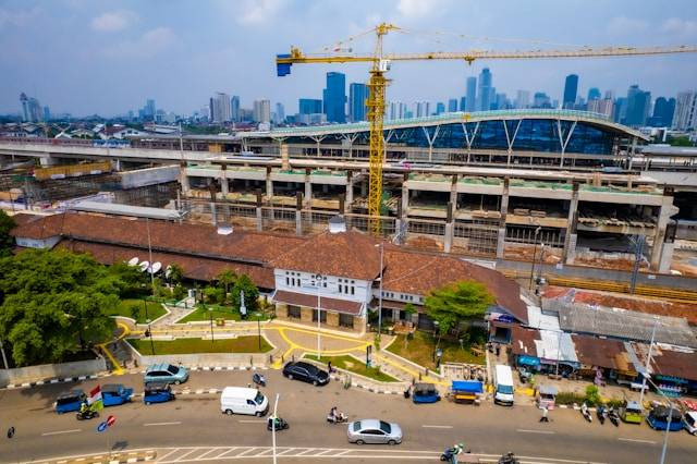 Apakah KRL Jakarta Kota berhenti di Manggarai, foto: Unsplash/Ammar Andiko