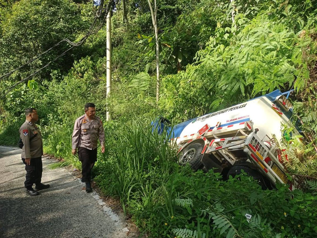 Truk tanki muatan solar mengalami kecelakaan tunggal di kawasan Taman Nasional Bukit Barisan Selatan (TNBBS), tepatnya di tanjakan kapur, wilayah hukum Polsek Bengkunat. | Foto: Dok Polres Pesisir Barat