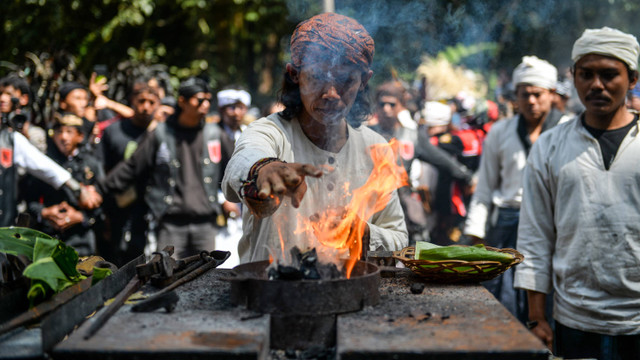 Gelar Upacara: Masyarakat adat sunda menyalakan api pada upacara Ngertakeun Bumi Lamba di Taman Wisata Alam Gunung Tangkuban Parahu, Kabupaten Subang, Jawa Barat, Minggu (23/6/2024). Foto: Raisan Al Farisi/ANTARA FOTO