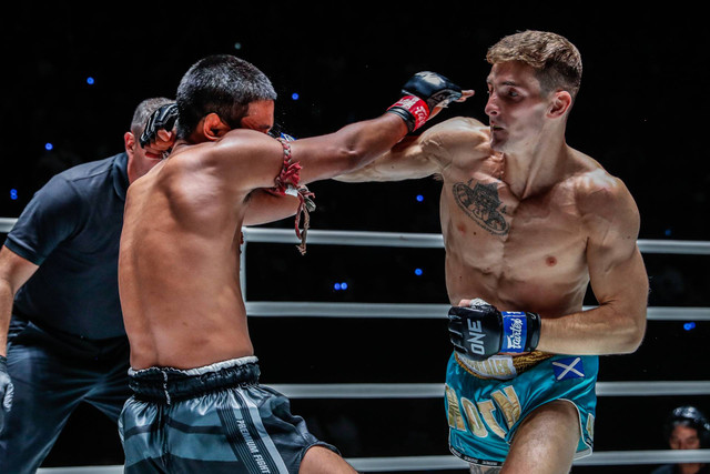 Nico Carrillo (kanan) akan menghadapi Saemapetch Fairtex dalam laga Muay Thai di ONE Fight Night 23. Foto: ONE Championship