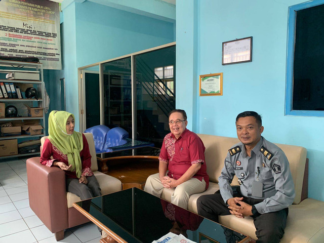 Rupbasan Cilacap kunjungi radio Bercahaya FM - Dok Humas Rupbasan Cilacap