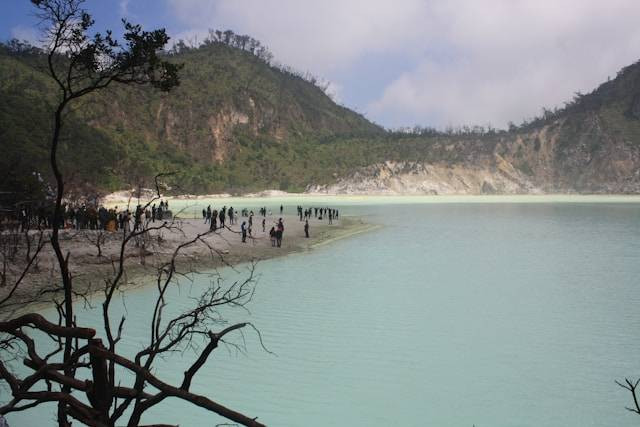 Informasi Tiket Masuk Kawah Putih 2024. Foto hanya ilustrasi bukan tempat sebenarnya. Sumber foto: Unsplash.com/Maneesh Shahani