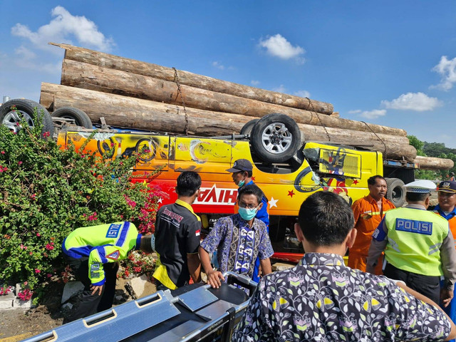 Petugas polisi berada di lokasi kecelakaan beruntun di ruas tol Kebomas, Jawa Timur, Sabtu (6/7). Foto: Dok. PJR Polda Jatim