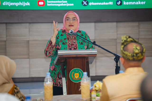 Dirjen Pembinaan Hubungan Industrial dan Jaminan Sosial Tenaga Kerja Kemnaker, Indah Anggoro Putri pada Dialog dan Edukasi Penerapan Kesetaraan, Pencegahan Kekerasan Seksual di Tempat Kerja, dan Sosialisasi Undang-Undang Kesejahteraan Ibu dan Anak di Langkat, Sumatera Utara, Jumat (5/7/2024). Foto: Dok. Kemnaker