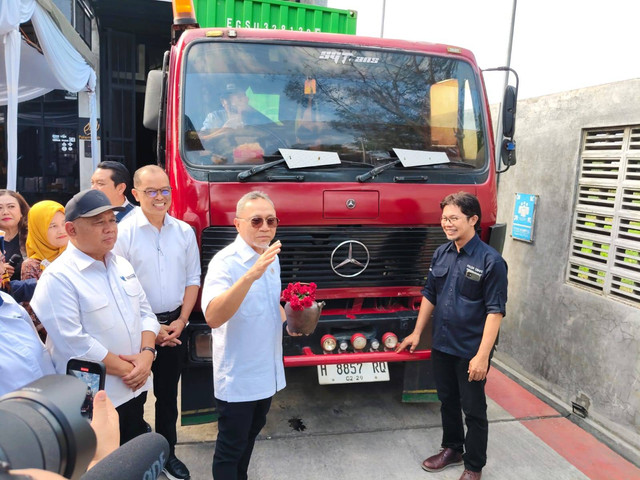 Menteri Perdagangan Zulkifli Hasan melepas ekspor produk home decoration cermin dan lampu dari bahan serat alami CV Palem Craft Jogja di Kelurahan Trirenggo, Kapanewon Bantul, Kabupaten Bantul, Sabtu (6/7). Foto: Arfiansyah Panji Purnandaru/kumparan