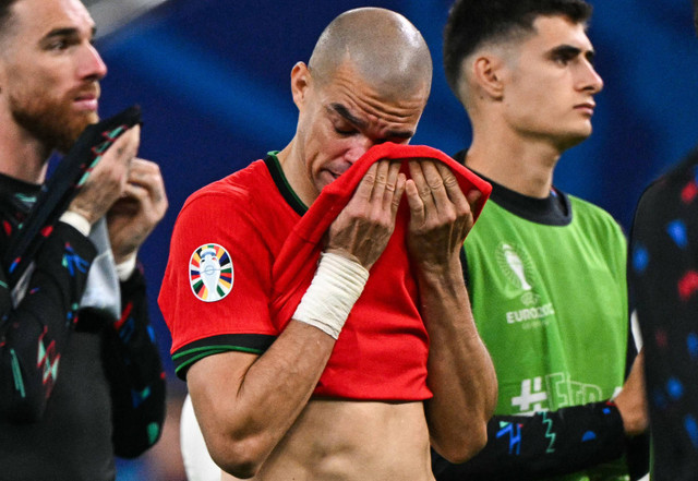 Bek Portugal Pepe menyeka air matanya di akhir pertandingan sepak bola perempat final UEFA Euro 2024 antara Portugal dan Prancis di Volksparkstadion di Hamburg pada 5 Juli 2024. Foto: JAVIER SORIANO / AFP